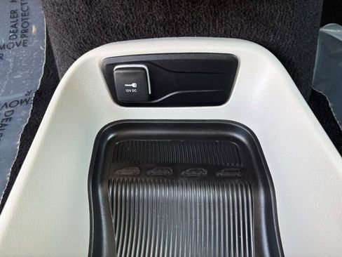 Used 2023 Chrysler Voyager LX FWD image 12