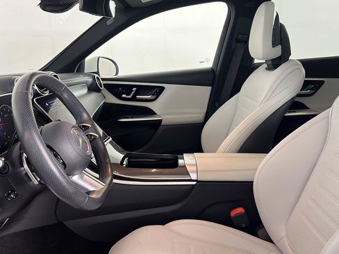 Used 2023 Mercedes-Benz GLC 300 4MATIC image 3