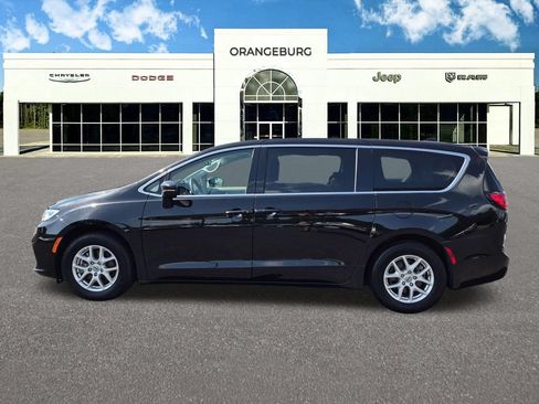 Used 2024 Chrysler Pacifica Touring-L FWD image 6