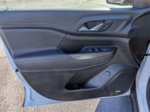 Used 2023 GMC Acadia SLT image 12