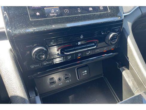 Used 2024 Jeep Grand Cherokee Laredo w/ Luxury Tech Group I AWD/4WD image 28