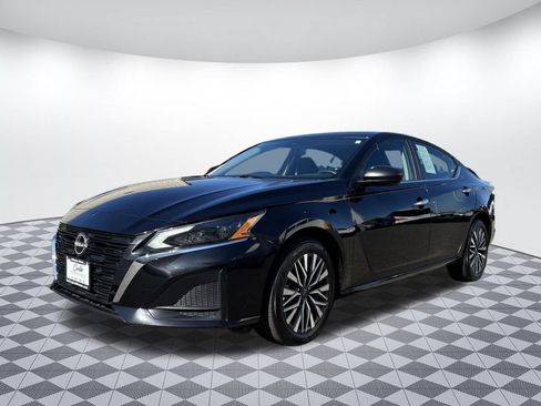 Used 2024 Nissan Altima 2.5 SV AWD/4WD image 3