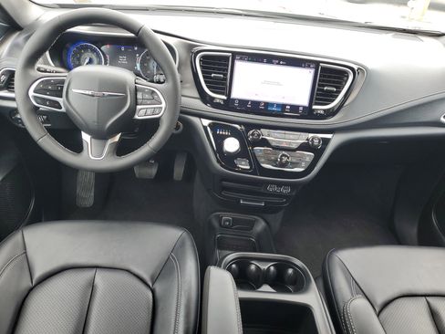 Used 2025 Chrysler Pacifica Select FWD image 13