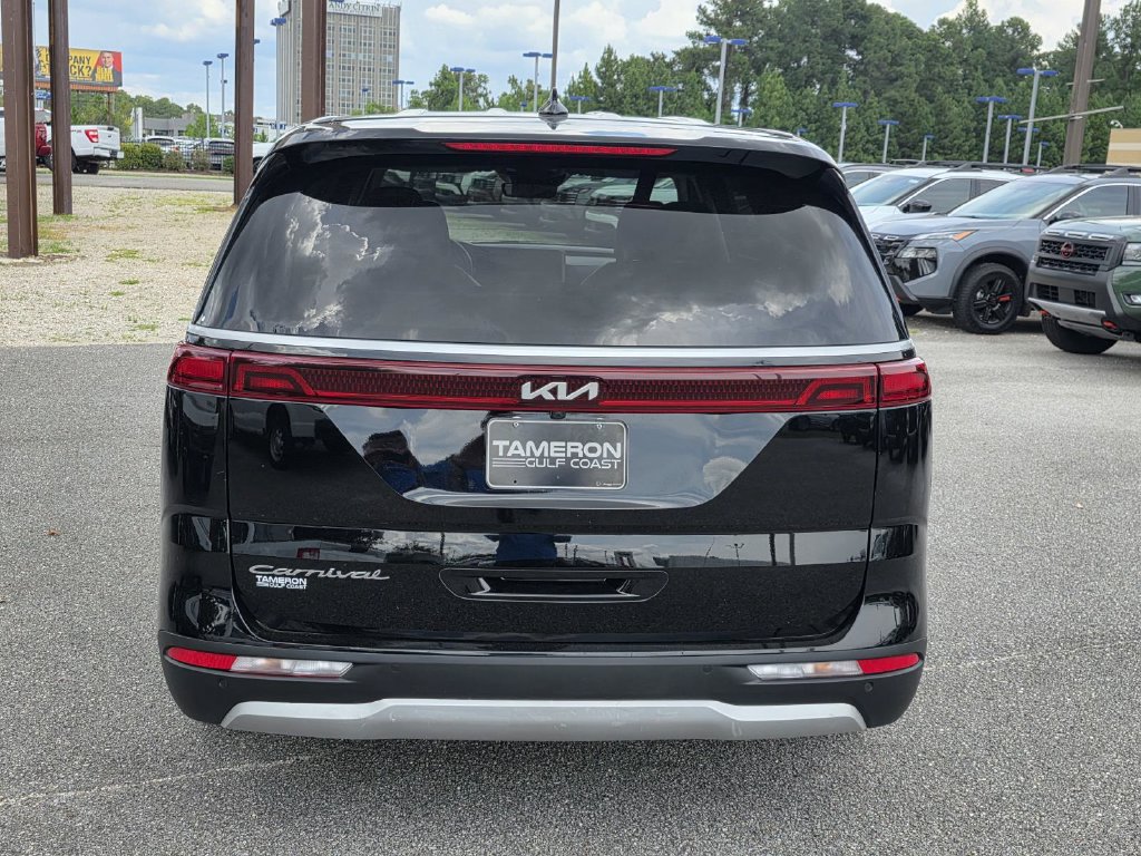 Used 2022 Kia Carnival EX FWD image 3