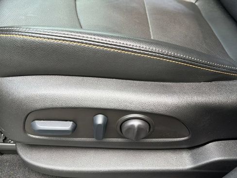 Used 2023 Chevrolet Equinox Premier FWD image 18
