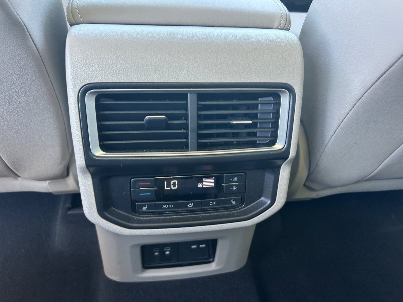 Certified 2025 Volkswagen Atlas SEL AWD/4WD image 30