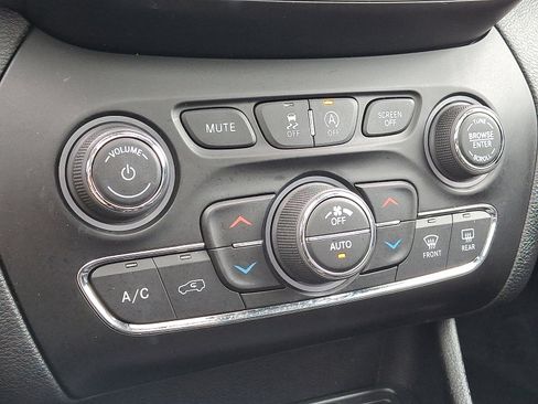 Certified 2019 Jeep Cherokee Limited w/ Technology Group AWD/4WD image 16