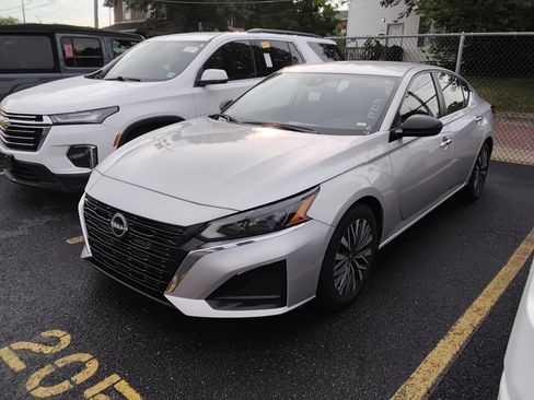 Used 2024 Nissan Altima 2.5 SV FWD image 5