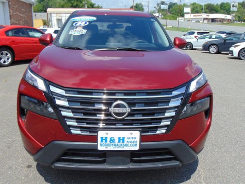 Used 2024 Nissan Rogue SV image 2