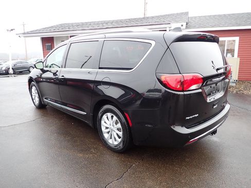 Used 2018 Chrysler Pacifica Touring-L Plus image 4