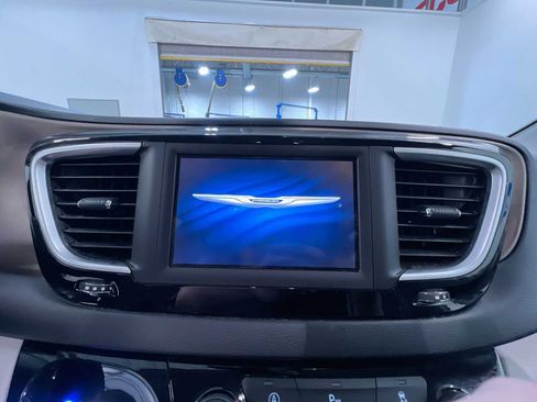 Used 2018 Chrysler Pacifica Touring-L w/ Tire & Wheel Group FWD image 24
