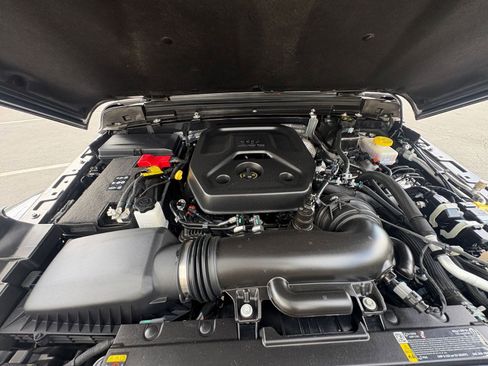 Used 2025 Jeep Wrangler Unlimited Sahara AWD/4WD image 32
