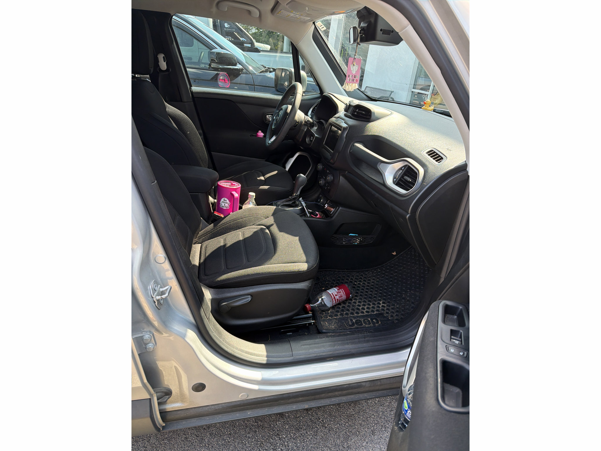 Used 2019 Jeep Renegade Latitude AWD/4WD image 7