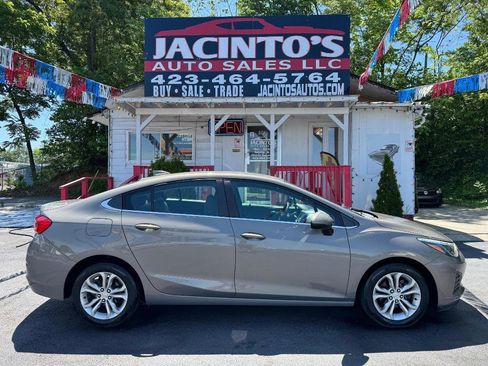 Used 2019 Chevrolet Cruze LT FWD image 1