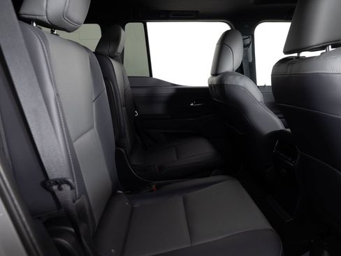 Used 2025 Lexus GX 550 w/ Accessory Package (2T) AWD/4WD image 22