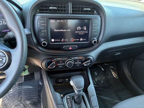 Used 2025 Kia Soul LX w/ LX Technology Package FWD image 17