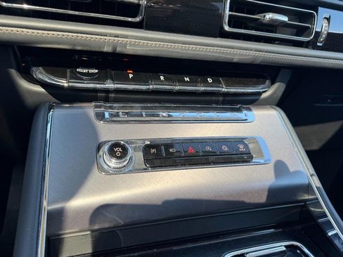 Certified 2025 Lincoln Aviator AWD image 17