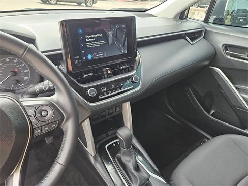 Used 2025 Toyota Corolla Cross LE image 19