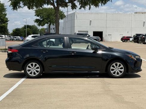 Used 2022 Toyota Corolla LE FWD image 3
