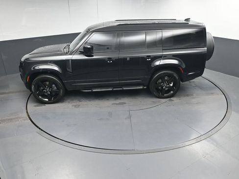 Used 2025 Land Rover Defender 130 X-Dynamic SE image 32