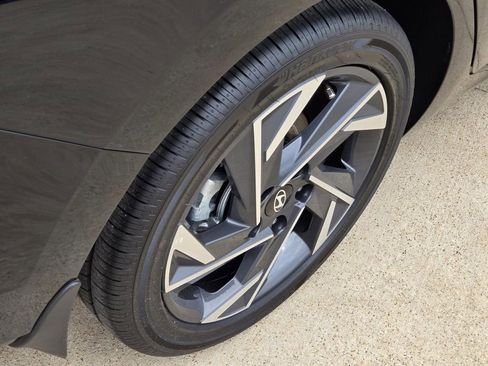 Certified 2026 Hyundai Elantra Limited FWD image 8