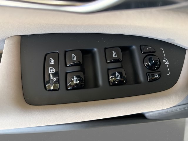Certified 2025 Volvo XC90 B6 Ultra AWD/4WD image 19