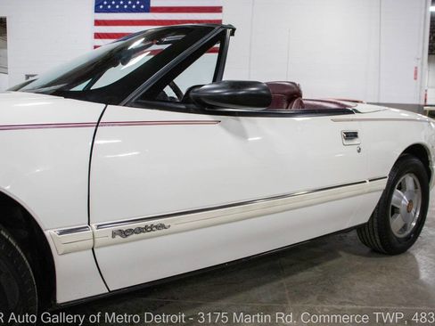 Used 1990 Buick Reatta Base 2dr Convertible image 22