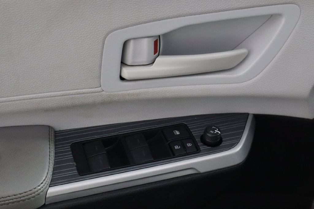 Used 2025 Toyota Sienna LE FWD image 18