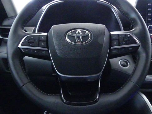 Used 2021 Toyota Highlander XLE AWD/4WD image 17