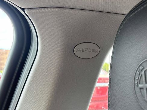 Used 2019 Alfa Romeo Giulia AWD image 26