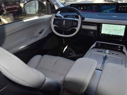 New 2025 Lincoln Navigator Reserve image 16