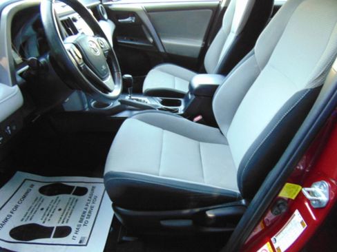 Used 2018 Toyota RAV4 XLE w/ Plus Extra Value Package FWD image 27