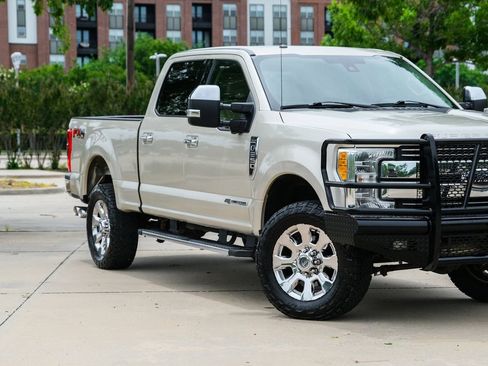 Used 2017 Ford F250 Lariat w/ Lariat Ultimate Package AWD/4WD image 2