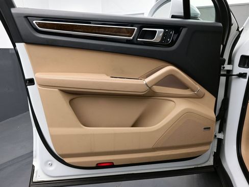 Certified 2023 Porsche Cayenne Platinum Edition AWD/4WD image 7