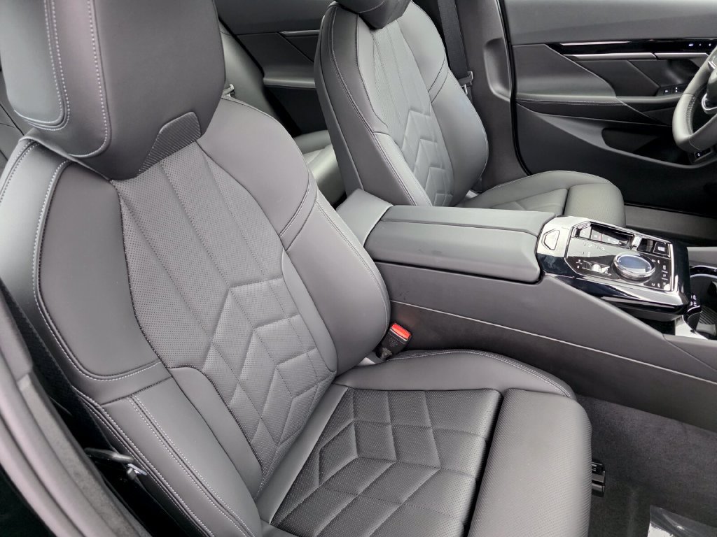 Certified 2024 BMW 530i w/ Premium Package RWD image 27