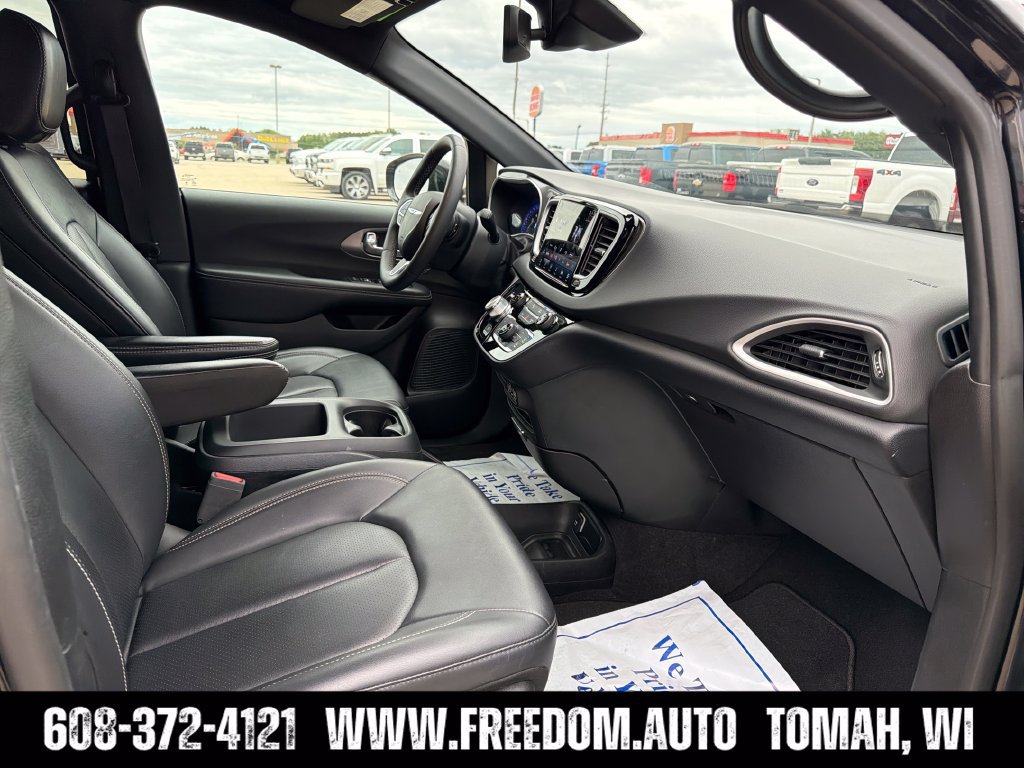 Used 2025 Chrysler Pacifica Select FWD image 38
