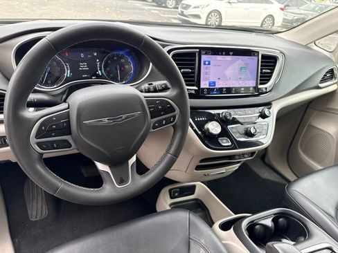 Used 2024 Chrysler Pacifica Touring-L FWD image 15