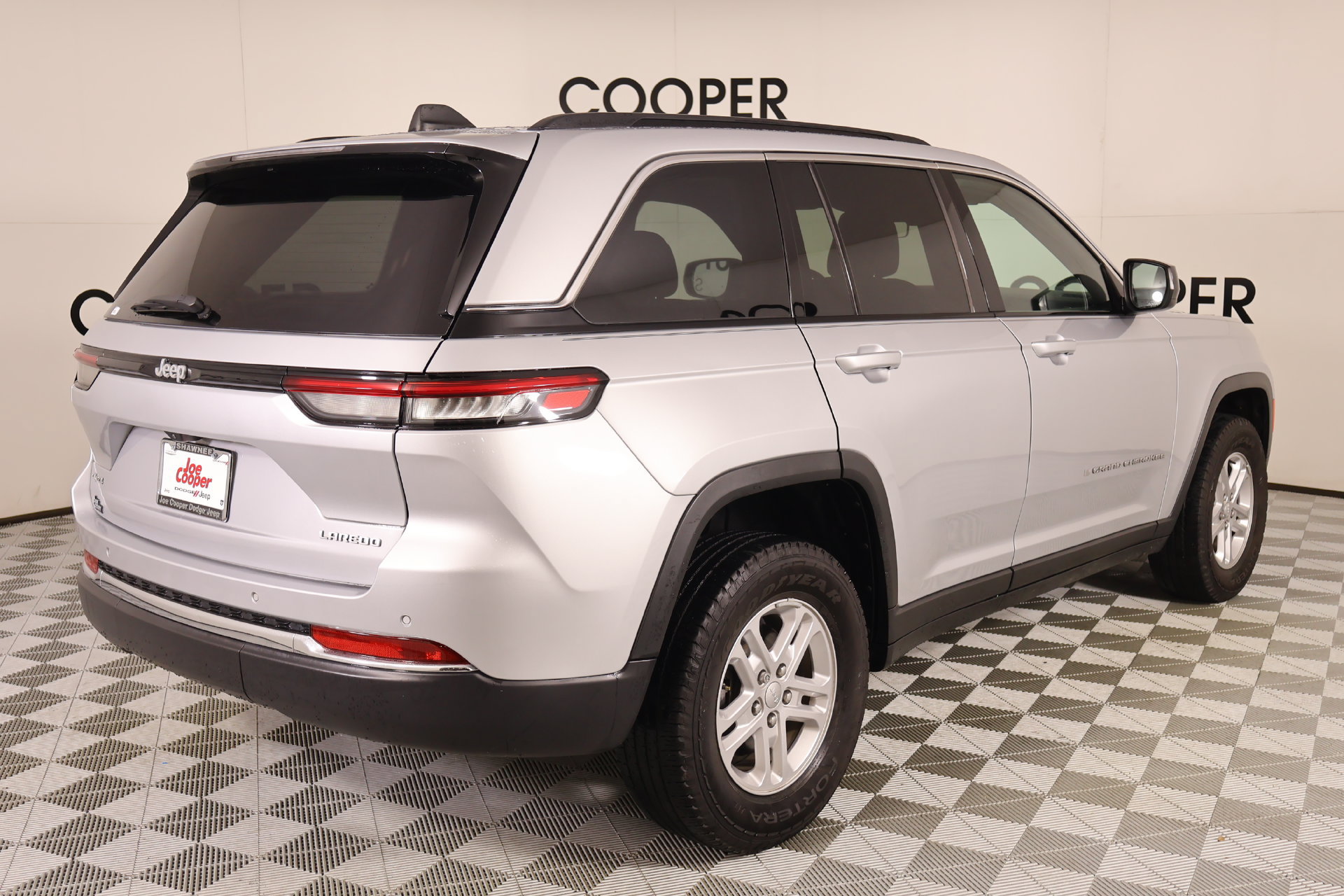 Used 2025 Jeep Grand Cherokee Laredo AWD/4WD image 19