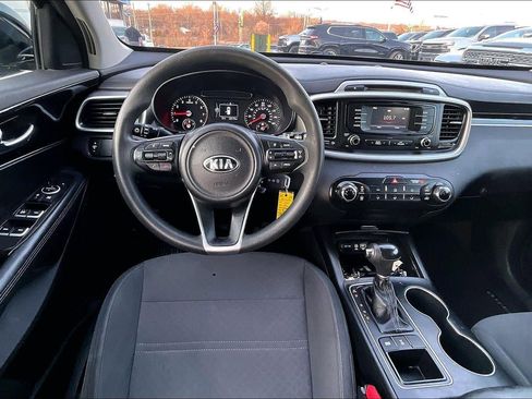 Used 2017 Kia Sorento LX image 4