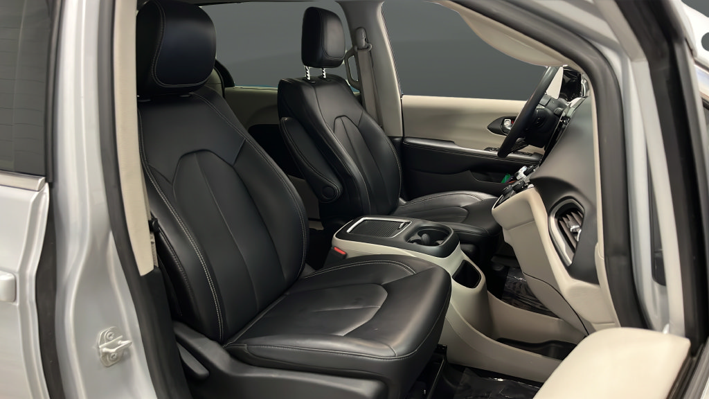 Used 2024 Chrysler Pacifica Touring-L FWD image 23
