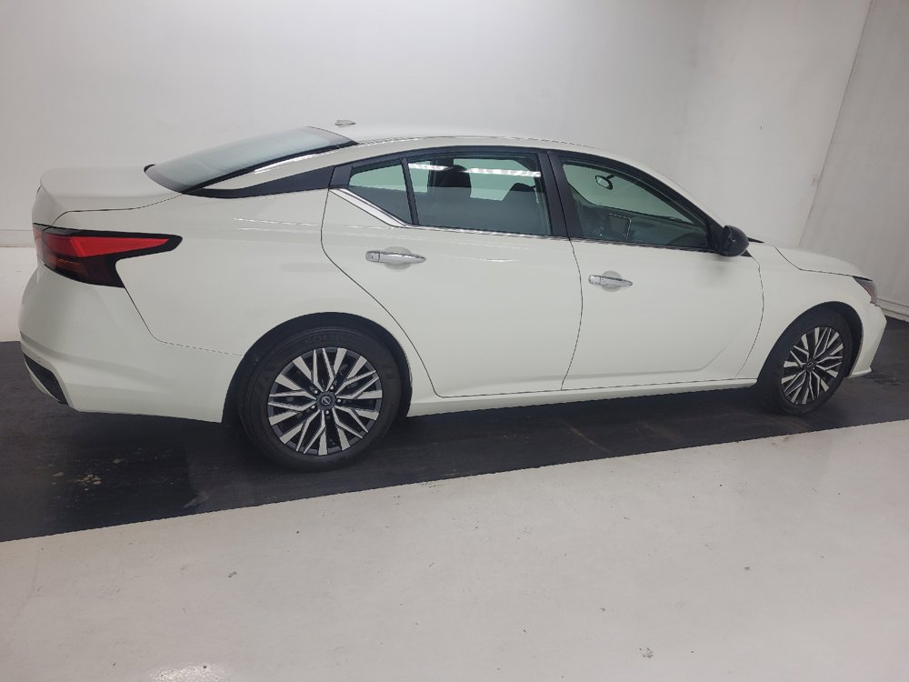 Used 2025 Nissan Altima 2.5 SV FWD image 10