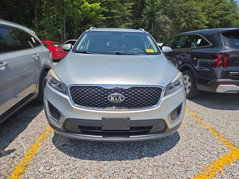 Used 2017 Kia Sorento FWD image 2