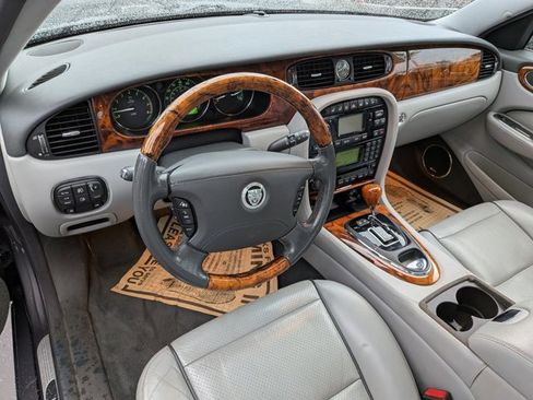 Used 2008 Jaguar XJ8 image 10