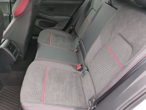 Used 2025 Volkswagen Golf SE FWD image 30