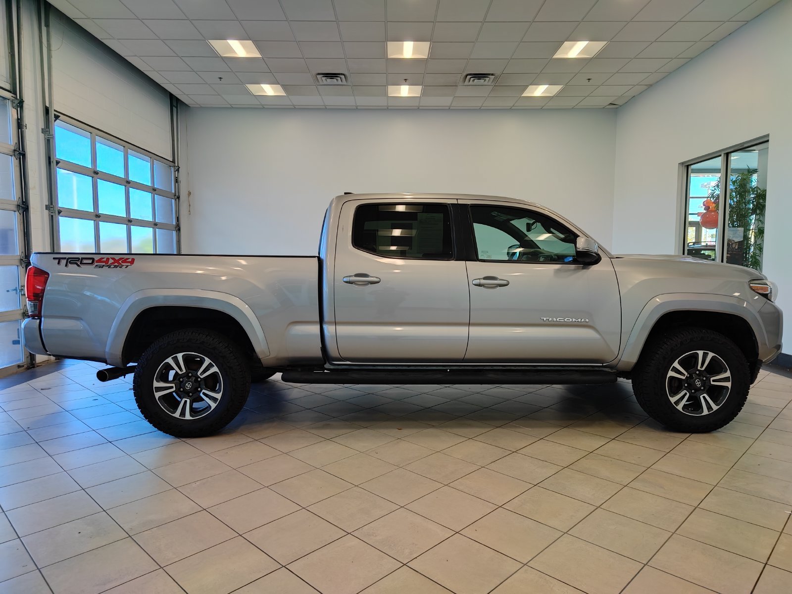 Used 2017 Toyota Tacoma TRD Sport w/ Exterior Package AWD/4WD image 2