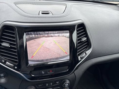 Used 2019 Jeep Cherokee Limited image 16