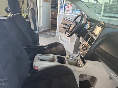 Used 2014 Dodge Grand Caravan SXT image 18