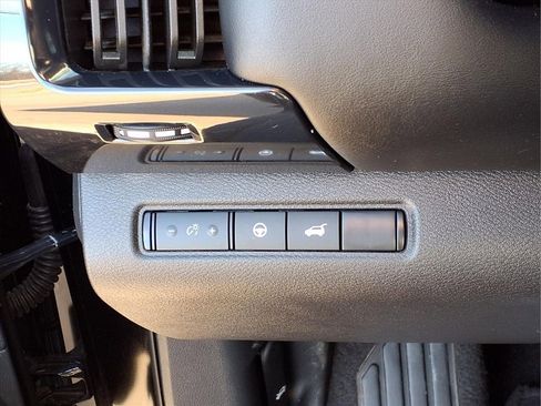 Used 2025 Nissan Pathfinder SV image 16