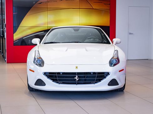 Used 2016 Ferrari California T RWD image 31