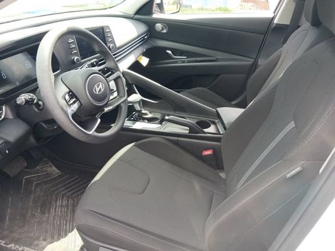 Used 2025 Hyundai Elantra SE FWD image 9